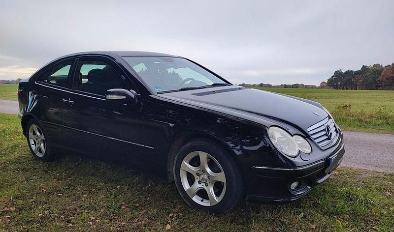 Schwarz Gebraucht 2007 Mercedes C180 Coupé | 2.750 € (Fairer Preis) - Bild 1/4