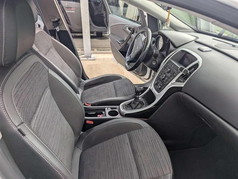 Weiß Gebraucht 2015 Opel Astra Limousine | 5.300 € (Superpreis) - Bild 1/4