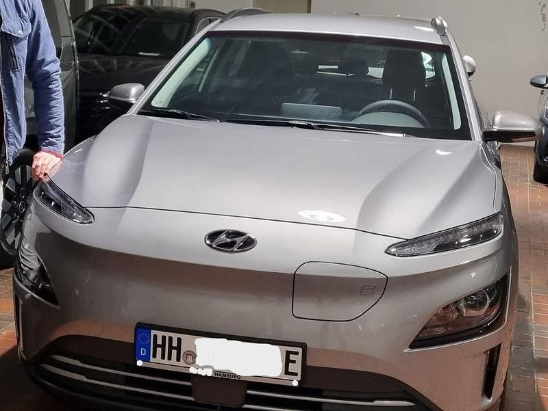 Grau Gebraucht 2022 Hyundai Kona Select SUV | 17.879 € (Fairer Preis) - Bild 1/4