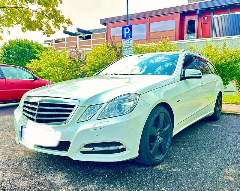 Weiß Gebraucht 2010 Mercedes E220 Avantgarde Kombi | 8.700 € (Fairer Preis) - Bild 1/4