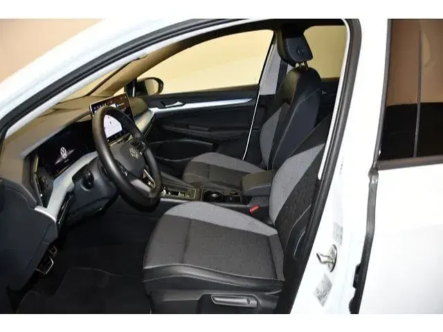 Second-hand VW Golf VIII Goal 150 CP (110 kW) 2025 Alb Berlinǎ