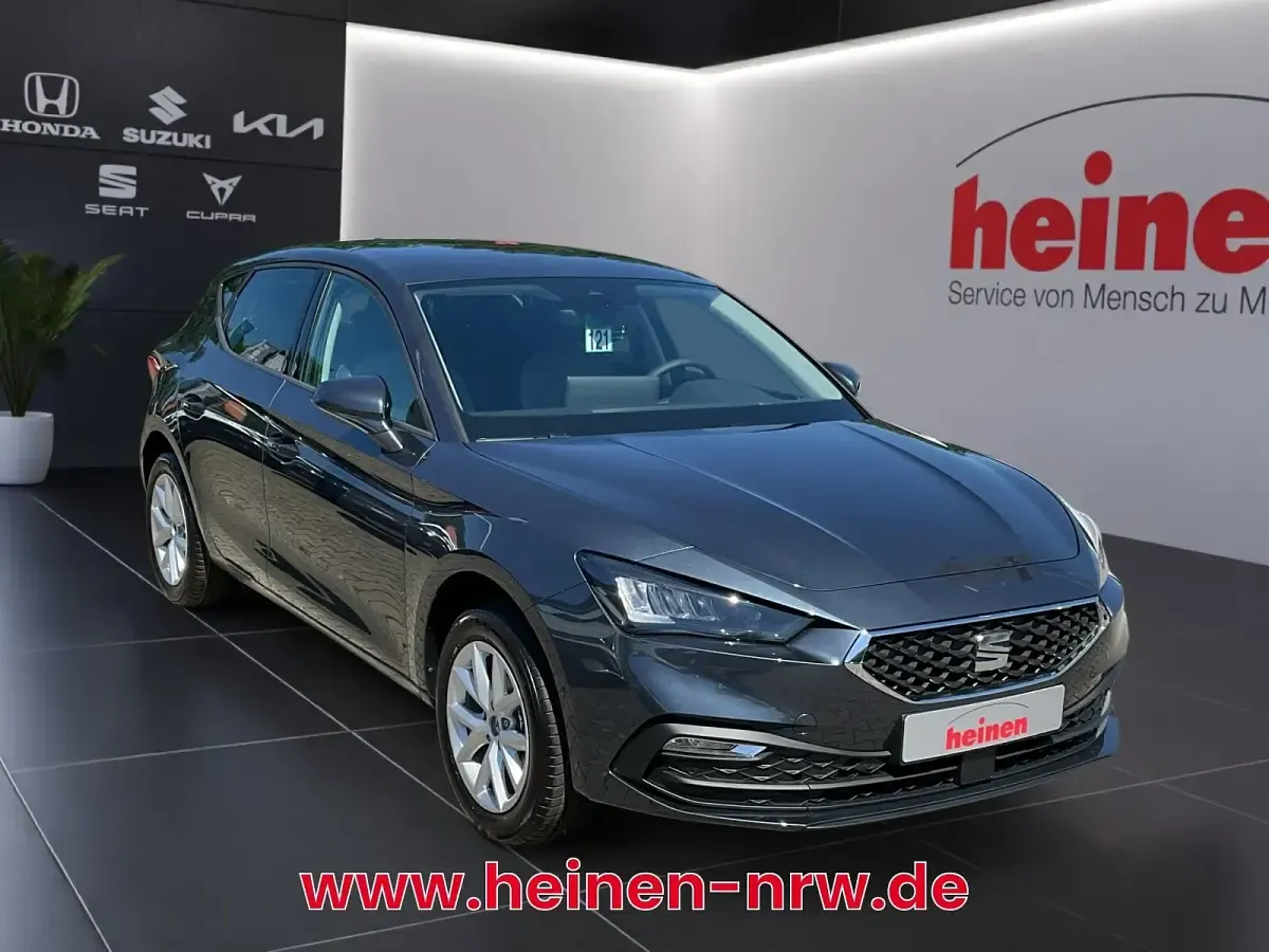 Neu Seat Leon 150 PS (110 kW) 2025 Grau Limousine