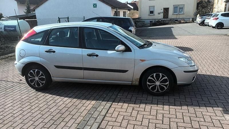 Second-hand Ford Focus Viva 101 CP (74 kW) 2004 Argintiu Berlinǎ