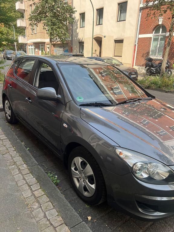 Grau Gebraucht 2009 Hyundai i30 Classic Limousine | 3.333 € (Guter Preis) - Bild 1/4