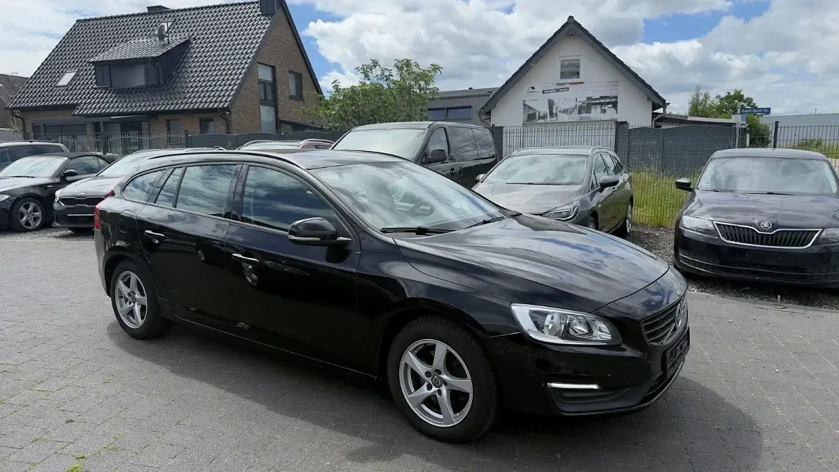 Gebraucht Volvo V60 Kinetic 120 PS (88 kW) 2015 Schwarz Kombi