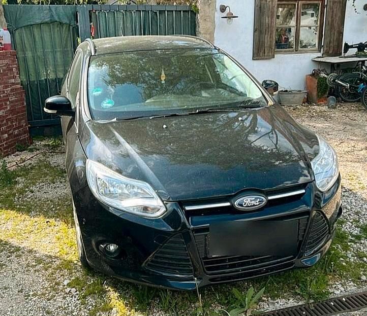 Schwarz Gebraucht 2013 Ford Focus Kombi | 3.333 € (Superpreis) - Bild 1/4