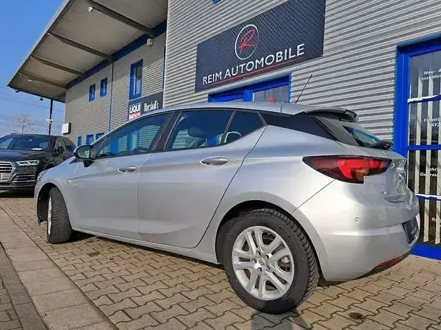 Gebraucht Opel Astra Edition 105 PS (77 kW) 2015 Argonsilber/sovereign/switchb Limousine
