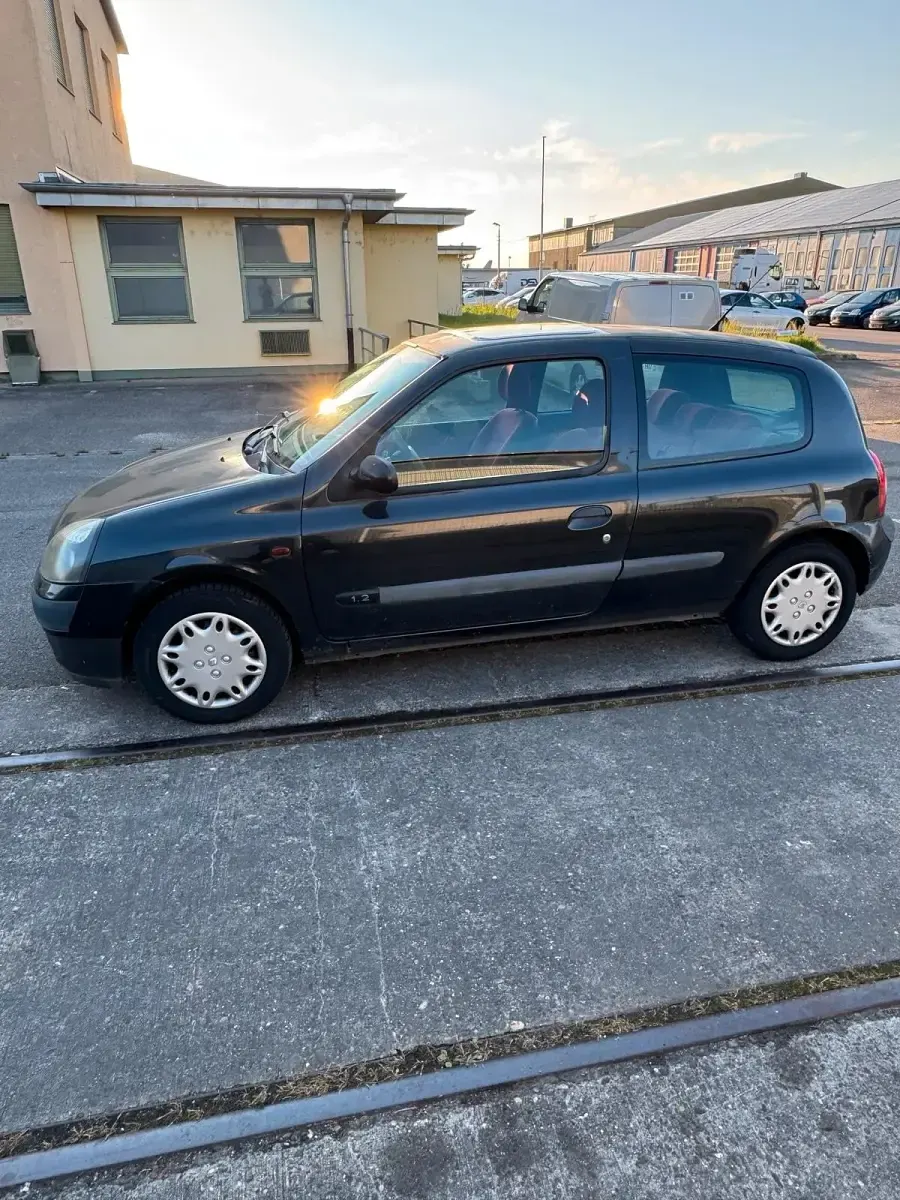 Gebraucht Renault Clio II 58 PS (42 kW) 2002 Schwarz Kleinwagen