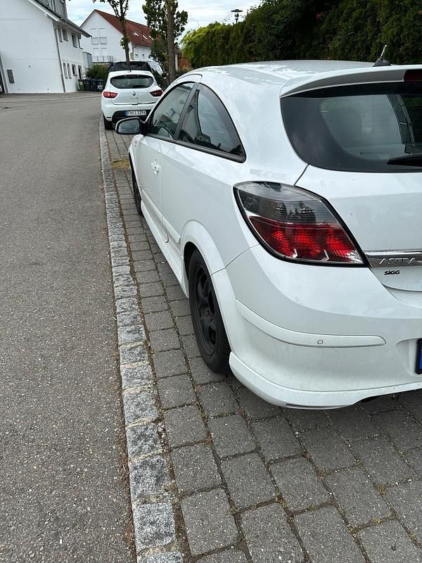 Weiß Gebraucht 2008 Opel Astra GTC Coupé | 1.800 € (Superpreis) - Bild 1/4