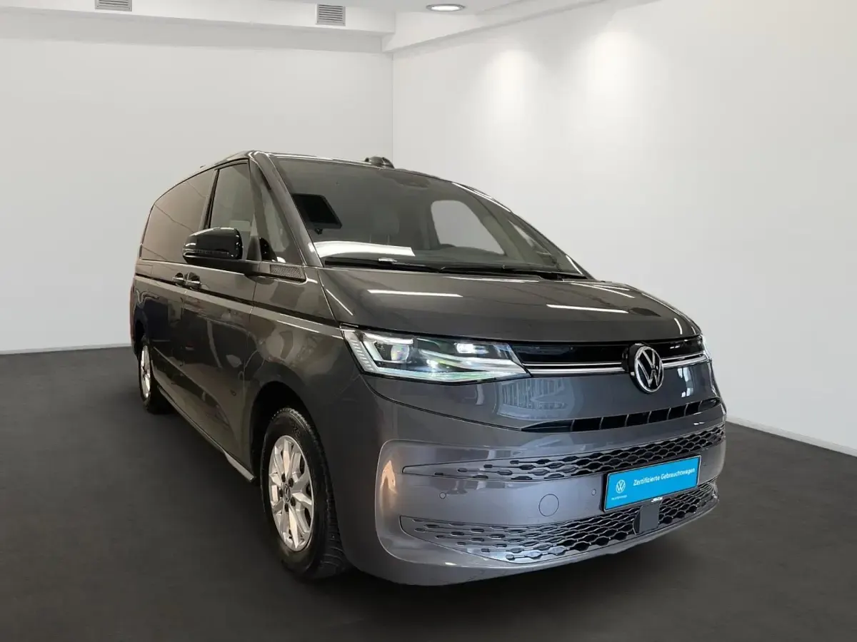Gebraucht VW Multivan Life 150 PS (110 kW) 2024 Grau Van / Kleinbus