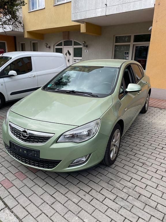 Grün Gebraucht 2011 Opel Astra Edition Limousine | 4.250 € (Fairer Preis) - Bild 1/4