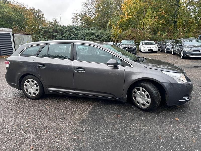 Gebraucht Toyota Avensis Basis 126 PS (92 kW) 2010 Grau Kombi
