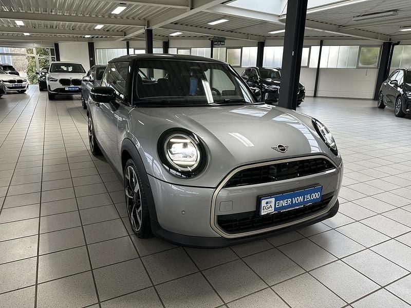 Silber metallic Gebraucht 2024 Mini Cooper Favoured Kleinwagen | 27.200 € (Superpreis) - Bild 1/4