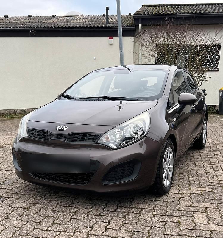 Braun Gebraucht 2013 Kia Rio Kleinwagen | 4.449 € (Fairer Preis) - Bild 1/4