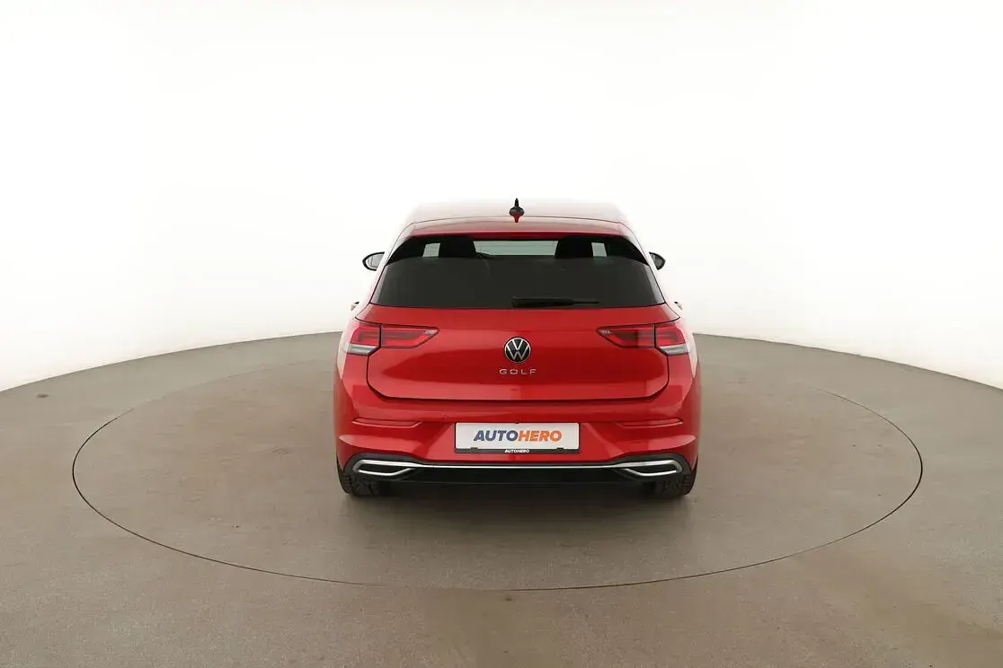 Gebraucht VW Golf VIII Active 2022 Rot Limousine