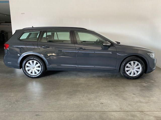 Gebraucht VW Passat Basis 150 PS (110 kW) 2021 Uranograu Kombi