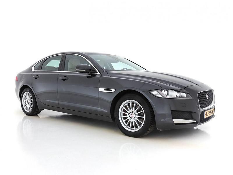 Grau Gebraucht 2016 Jaguar XF Business Edition Limousine | 11.445 € (Teuer) - Bild 1/4