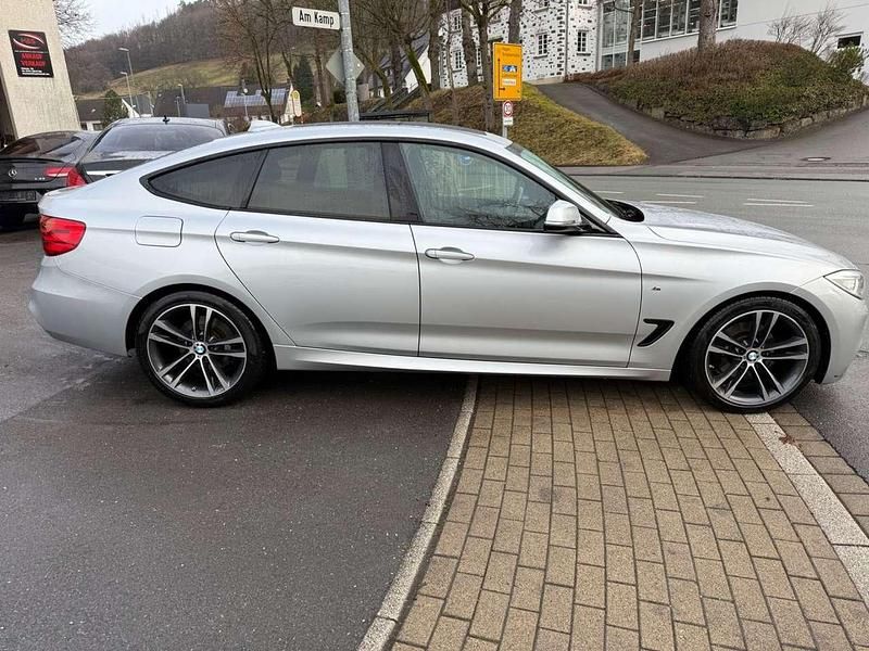 Gebraucht BMW 330 Sport Line 258 PS (189 kW) 2015 Glaciersilber metallic Limousine
