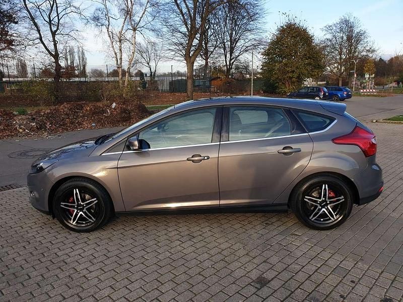 Gebraucht Ford Focus Titanium 125 PS (91 kW) 2012 Braun Kleinwagen