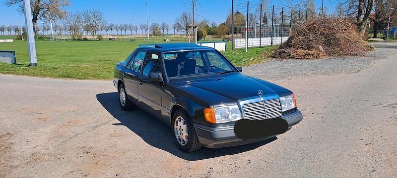 Schwarz Gebraucht 1991 Mercedes E230 Limousine | 9.400 € - Bild 1/4