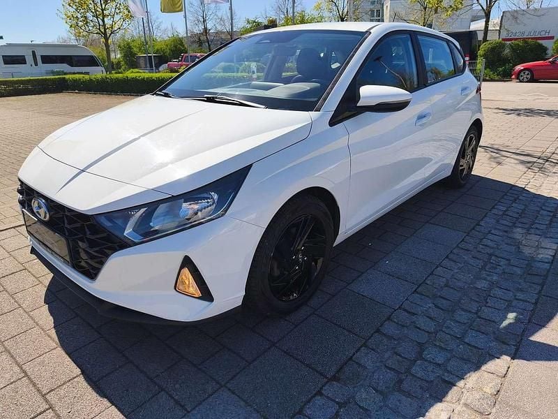 Gebraucht Hyundai i20 Select 101 PS (74 kW) 2021 Weiß Kleinwagen