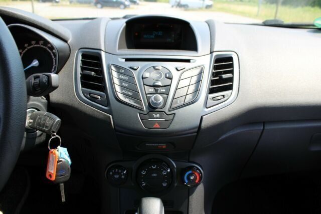 Gebraucht Ford Fiesta Trend 101 PS (74 kW) 2015 Weiß Kleinwagen