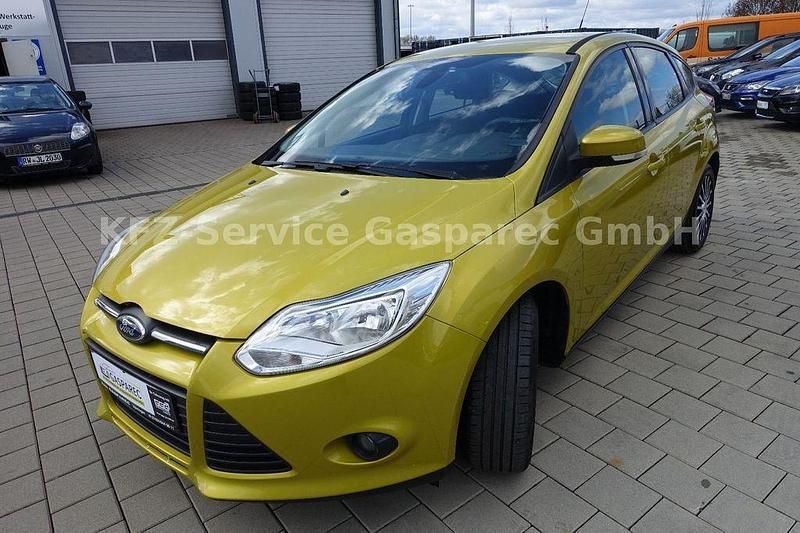 Gebraucht Ford Focus Trend 105 PS (77 kW) 2011 Gelb Limousine