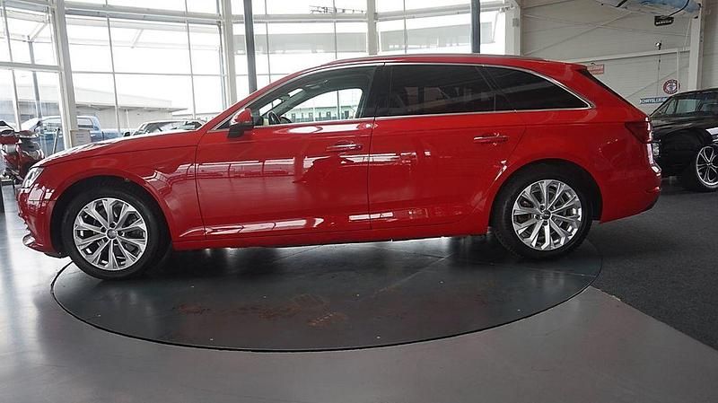 Gebraucht Audi A4 Comfort 190 PS (139 kW) 2017 Rot Kombi