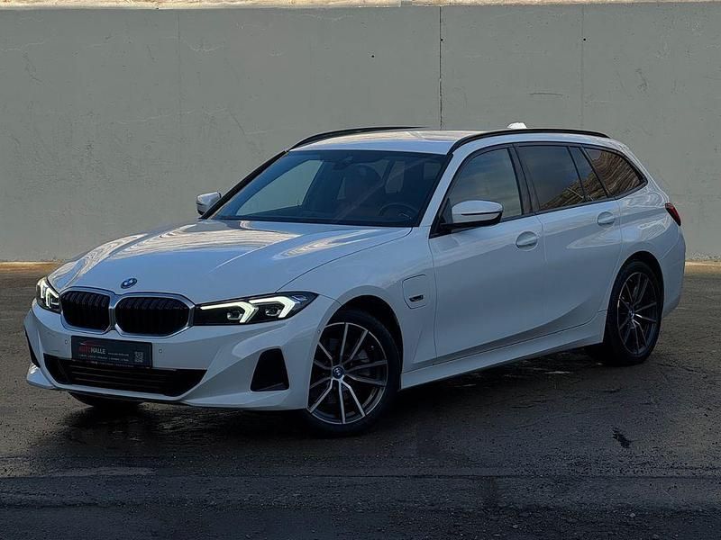 Weiß Gebraucht 2022 BMW 320e Sport Line Kombi | 27.490 € (Fairer Preis) - Bild 1/4