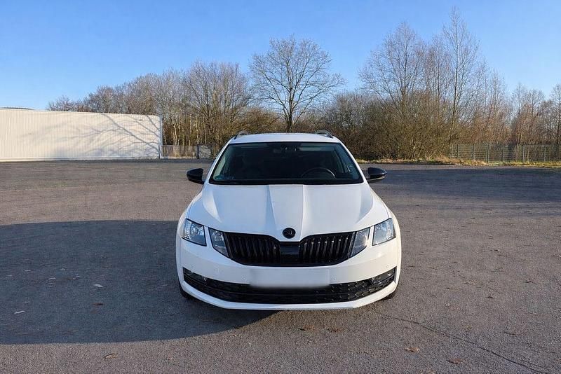 Weiß Gebraucht 2018 Skoda Octavia Style Kombi | 17.000 € (Teuer) - Bild 1/4