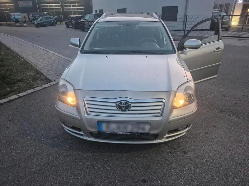 Braun Gebraucht 2004 Toyota Avensis Kombi | 1.390 € (Superpreis) - Bild 1/4