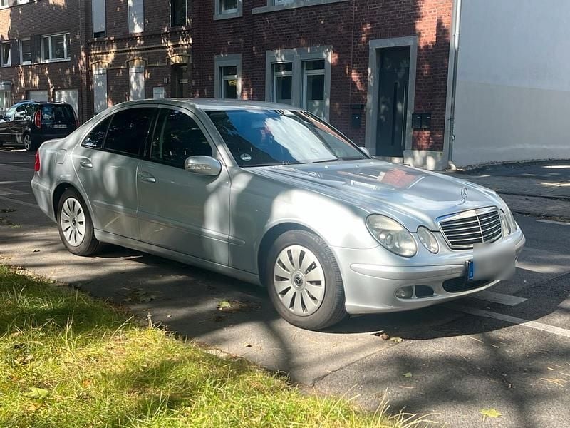 Silber Gebraucht 2006 Mercedes E220 Kleinwagen | 3.990 € (Fairer Preis) - Bild 1/4