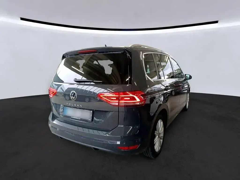 Gebraucht VW Touran Highline 150 PS (110 kW) 2023 Grau Van / Kleinbus