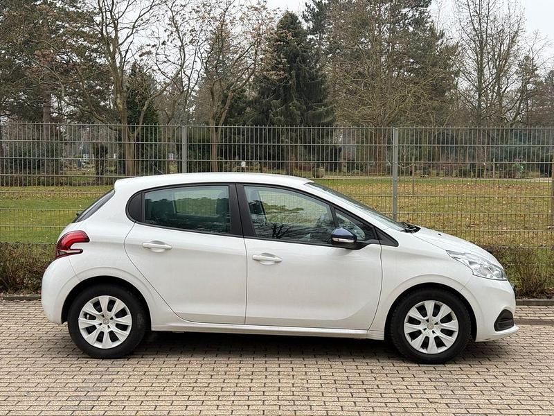 Gebraucht Peugeot 208 68 PS (50 kW) 2016 Weiß Kleinwagen