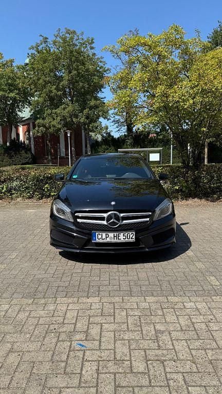 Schwarz Gebraucht 2015 Mercedes A200 AMG line Limousine | 10.200 € (Guter Preis) - Bild 1/4