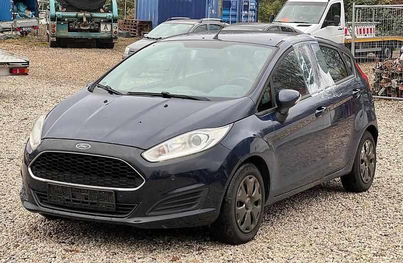 Blau Gebraucht 2016 Ford Fiesta Trend Limousine | 3.290 € (Superpreis) - Bild 1/4