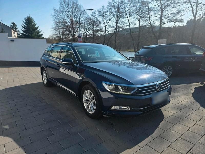 Gebraucht VW Passat 120 PS (88 kW) 2017 Blau Kombi