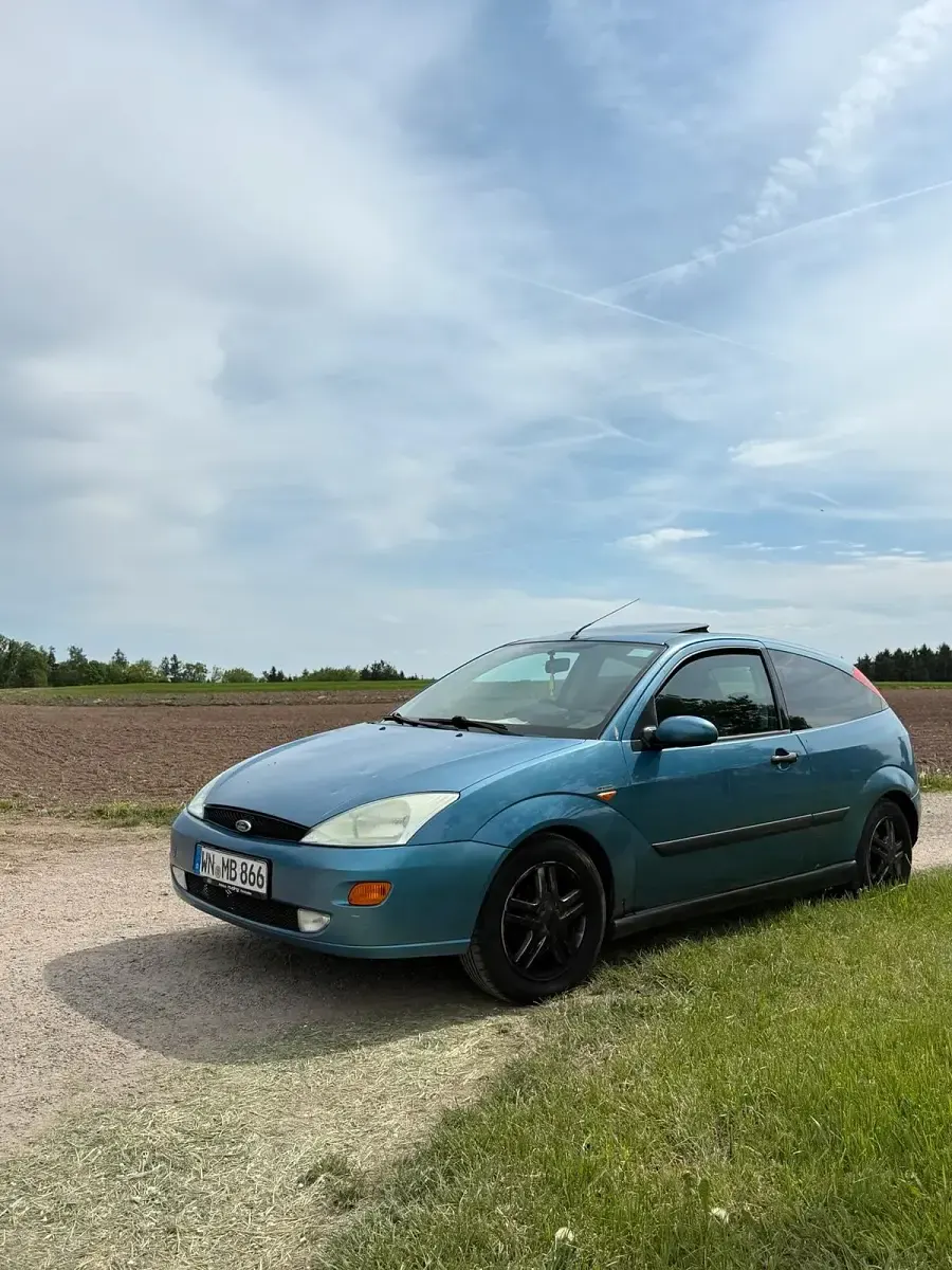 Second-hand Ford Focus 100 CP (73 kW) 2000 Albastru Berlinǎ