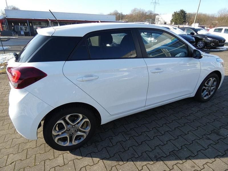 Gebraucht Hyundai i20 101 PS (74 kW) 2018 Weiß Limousine