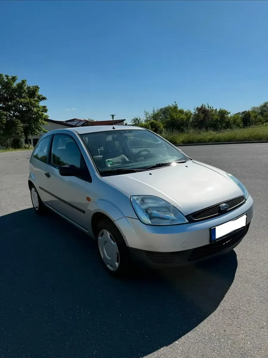 Gebraucht Ford Fiesta 70 PS (51 kW) 2003 Silber Kleinwagen
