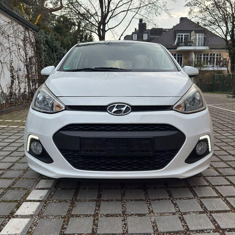 Gebraucht Hyundai i10 Trend 67 PS (49 kW) 2015 Weiß Kleinwagen