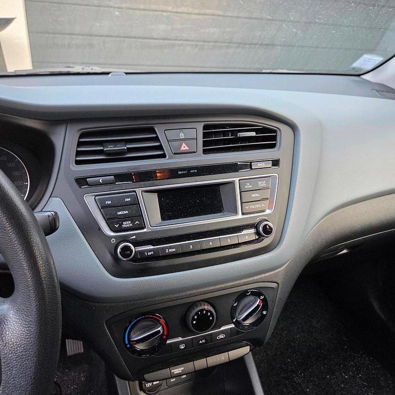 Gebraucht Hyundai i20 75 PS (55 kW) 2015 Blau Kleinwagen