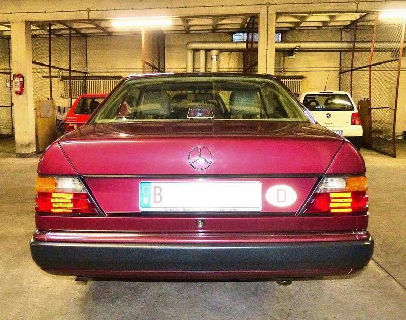 Gebraucht Mercedes 230 132 PS (97 kW) 1990 Rot