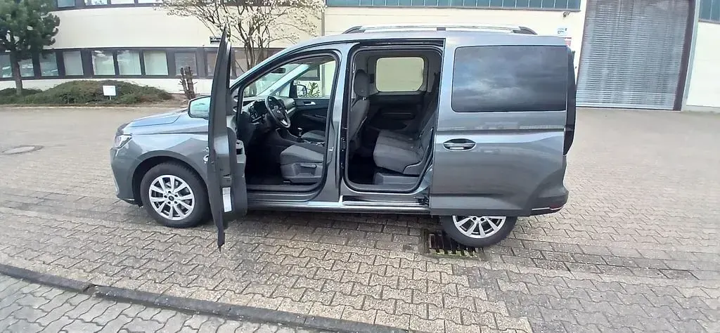 Gebraucht Ford Tourneo 102 PS (75 kW) 2022 Grau Van / Kleinbus