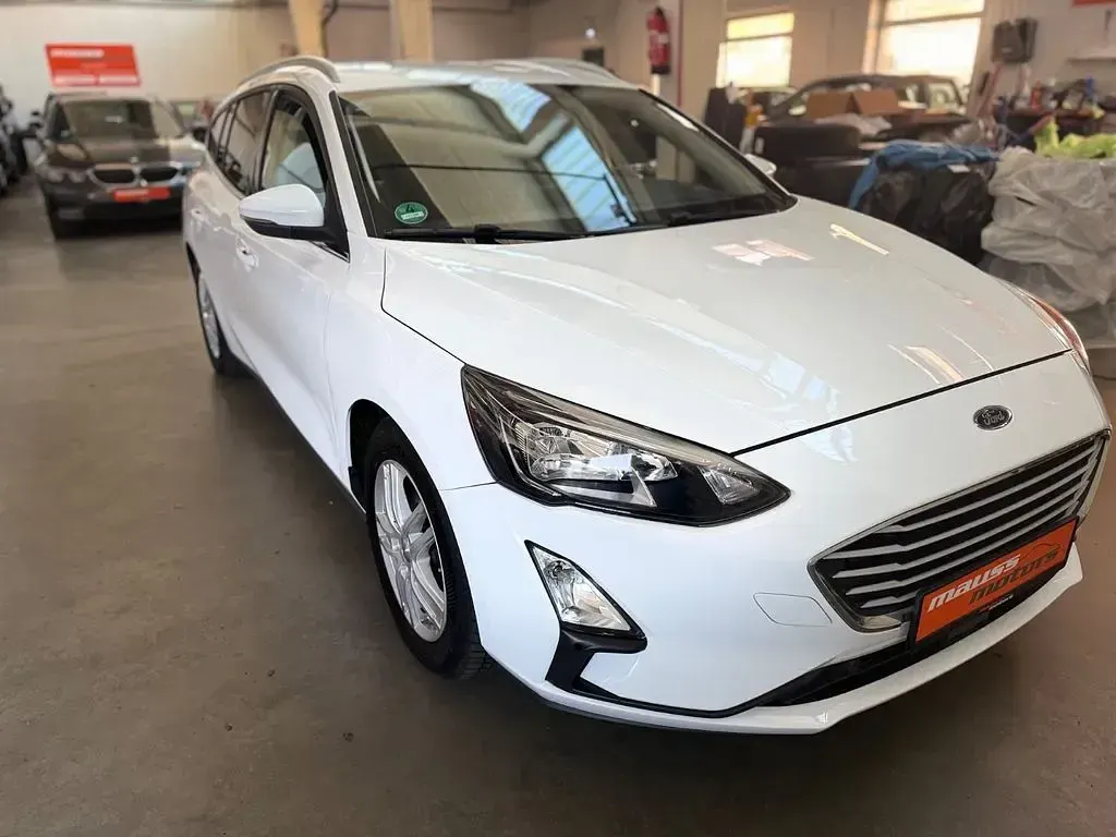 Używany Ford Focus Cool & Connect 120 KM (88 kW) 2020 Biały Sedan/Limuzyna