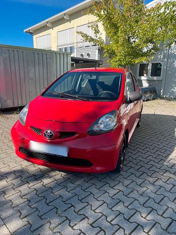 Rot Gebraucht 2008 Toyota Aygo Kleinwagen | 2.000 € (Fairer Preis) - Bild 1/4