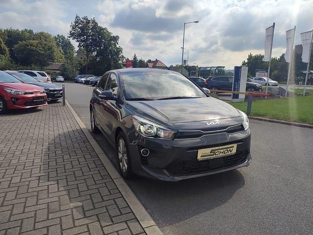 Grau Gebraucht 2023 Kia Rio Spirit Limousine | 18.690 € (Fairer Preis) - Bild 1/4