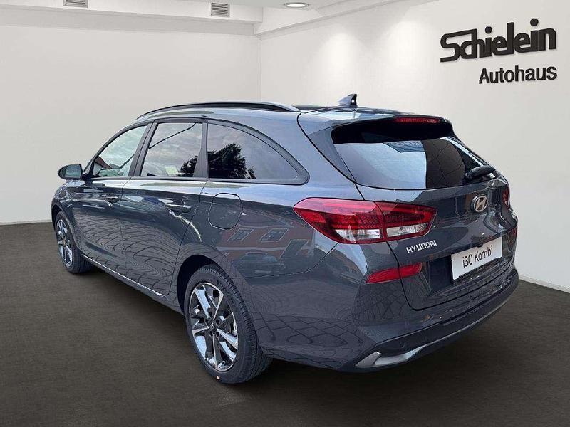 Gebraucht Hyundai i30 Advantage 140 PS (102 kW) 2024 Ecotronic grey / mic Kombi