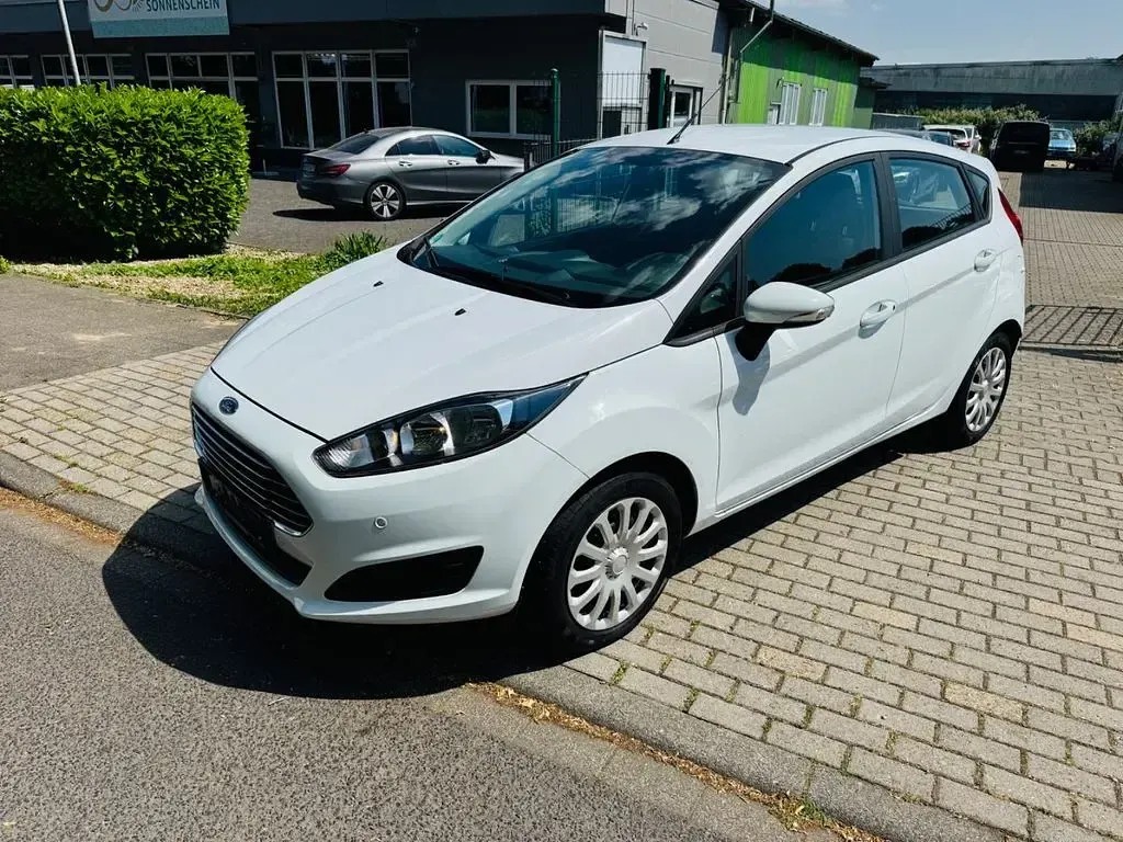 Gebraucht Ford Fiesta Trend 101 PS (74 kW) 2015 Weiß Kleinwagen