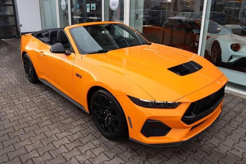 Neu Ford Mustang 446 PS (328 kW) 2026 Orange fury metallic Cabrio